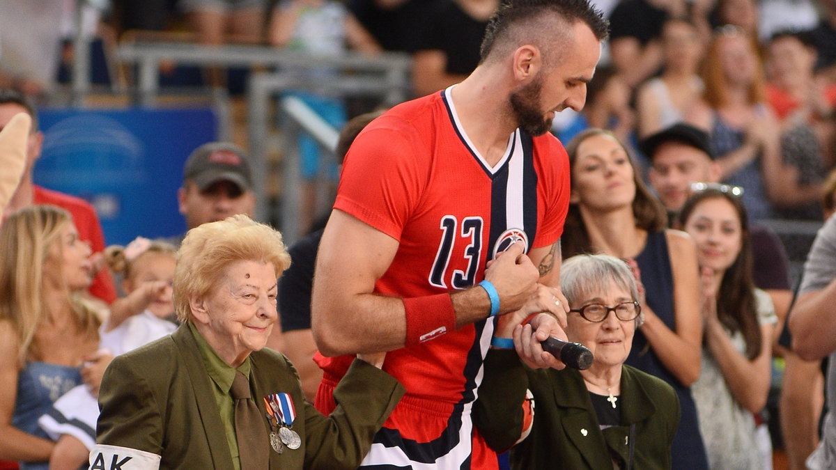 Marcin Gortat z uczestniczkami Powstania Warszawskiego w 2017 roku. Krystyna Maria Wilk-Bielska na zdjęciu z prawej strony