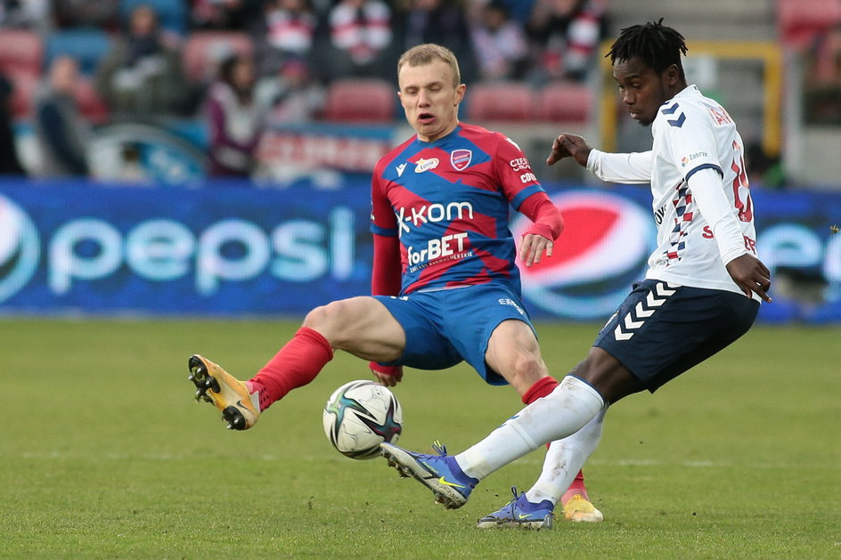 Patryk Kun (Raków Częstochowa) i Alasana Manneh (Górnik Zabrze)