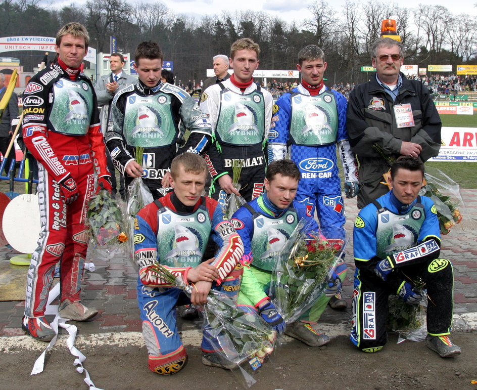 Drużyna RKM Rybnik (2004 r.): Mark Loram, Łukasz Romanek, Roman Chromik, Rafał Szombierski, Marek Szczyrba, Mariusz Węgrzyk, Mariusz Staszewski.