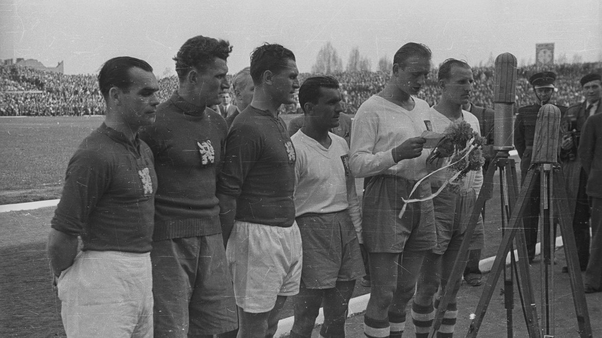 Polska - Czechosłowacja (18 kwietnia 1948). Josef Bican stoi trzeci od lewej