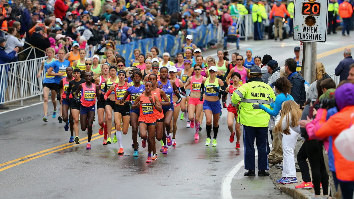 Co roku w maratonie w Bostonie uczestniczy ok. 30 tys. osób