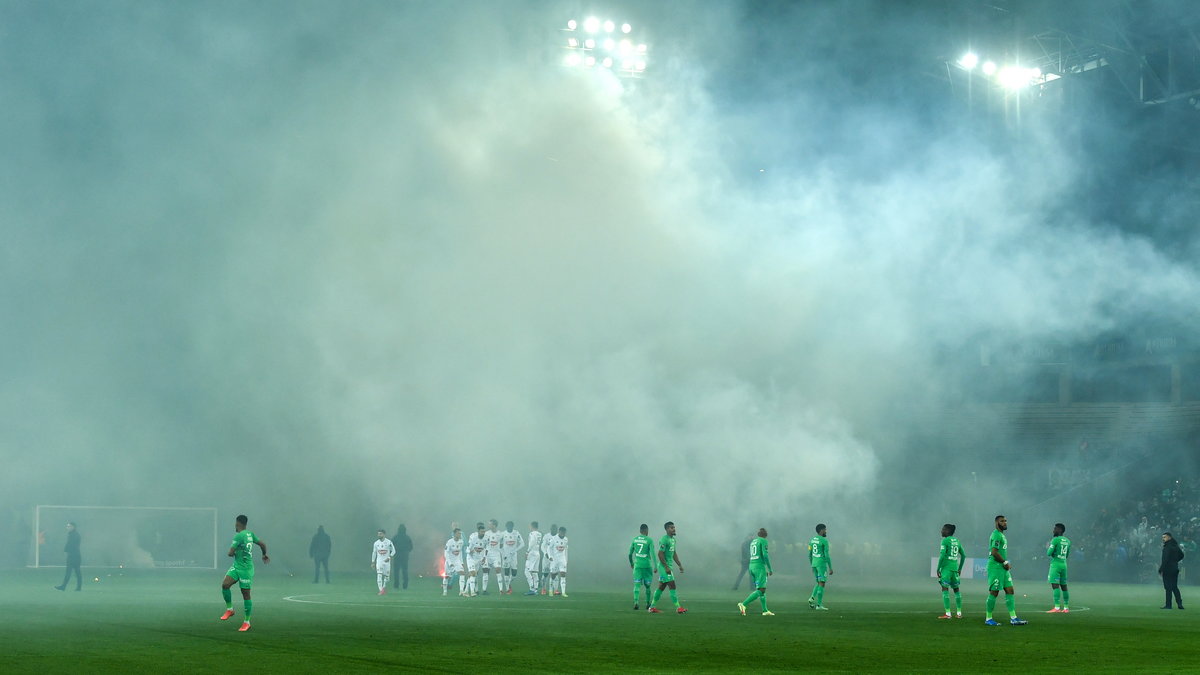 Na stadion drużyny Saint-Etienne poleciały liczne race