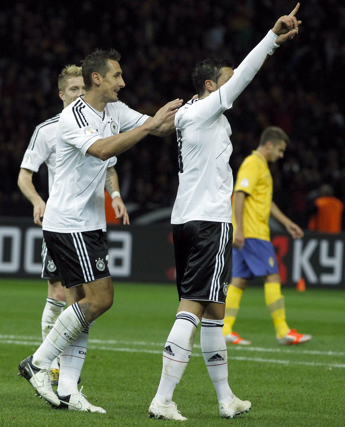 Miroslav Klose (L) i Mesut Oezil (P)