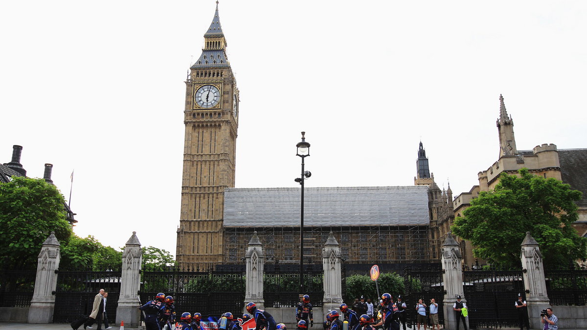 Pit stop Marka Webbera pod brytyjskim parlamentem