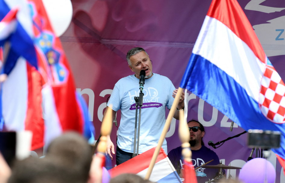 Marko Perković w trakcie koncertu na "marszu dla życia" w Zagrzebiu w 2019 r.