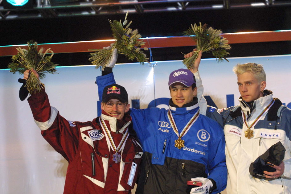 Najlepsi zawodnicy konkursu na dużej skoczni. Od lewej: Adam Małysz, Martin Schmitt, Janne Ahonen.