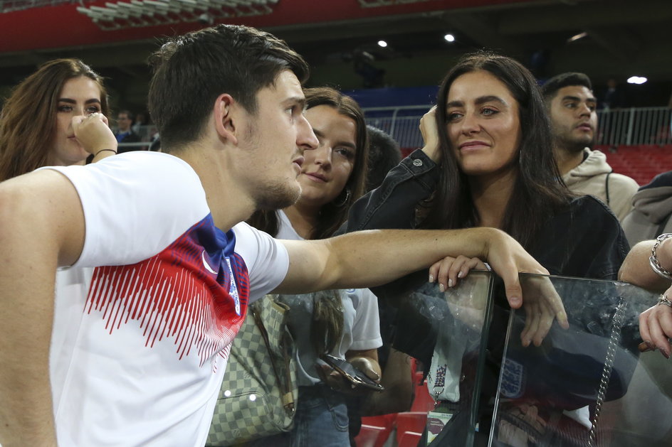 Harry Maguire i jego partnerka po zwycięstwie nad Kolumbią (2018 r.)