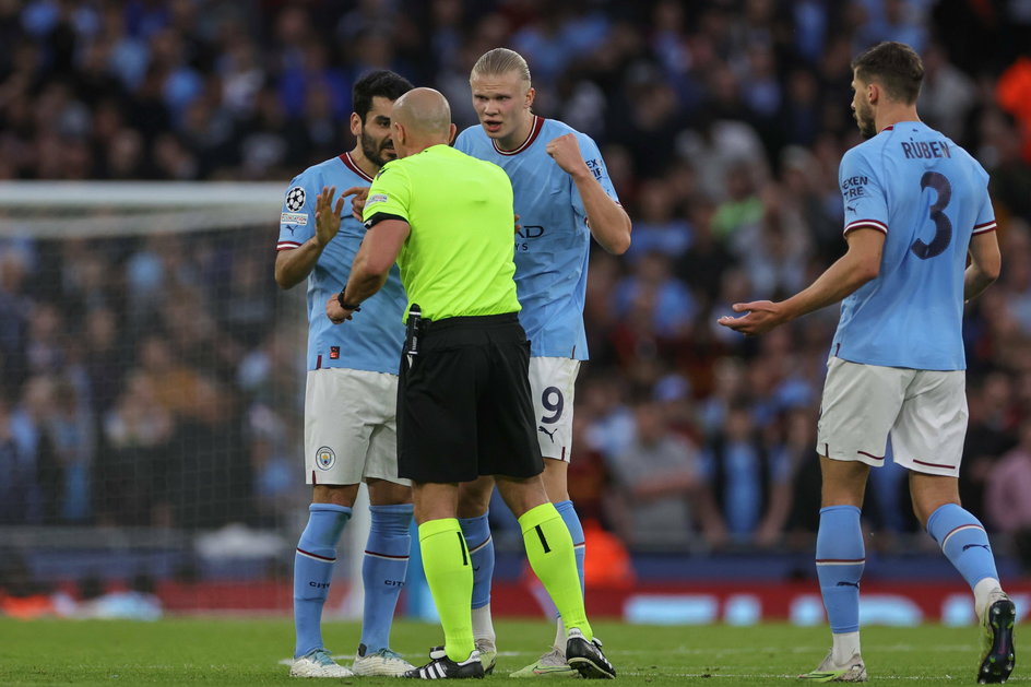 Szymon Marciniak w rozmowie z piłkarzami Manchesteru City w trakcie półfinałowego rewanżu z Realem Madryt