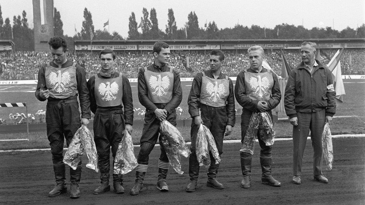 Wrocławski triumf Polaków w 1966 roku oglądało 65 tysięcy widzów. Od lewej stoją: Andrzej Pogorzelski, Andrzej Wyglenda, Antoni Woryna, Marian Rose, Edmund Migoś i kierownik ekipy Józef Olejniczak.