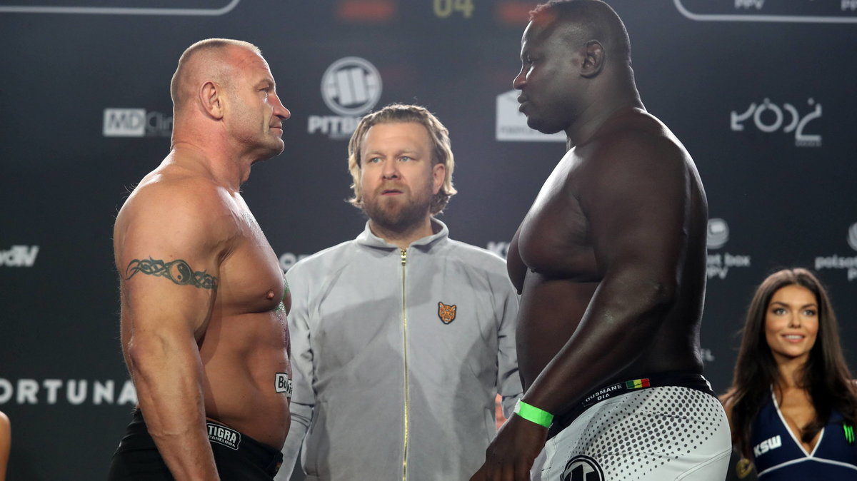 Mariusz Pudzianowski (z lewej) błyskawicznie znokautował rywala na gali KSW 64