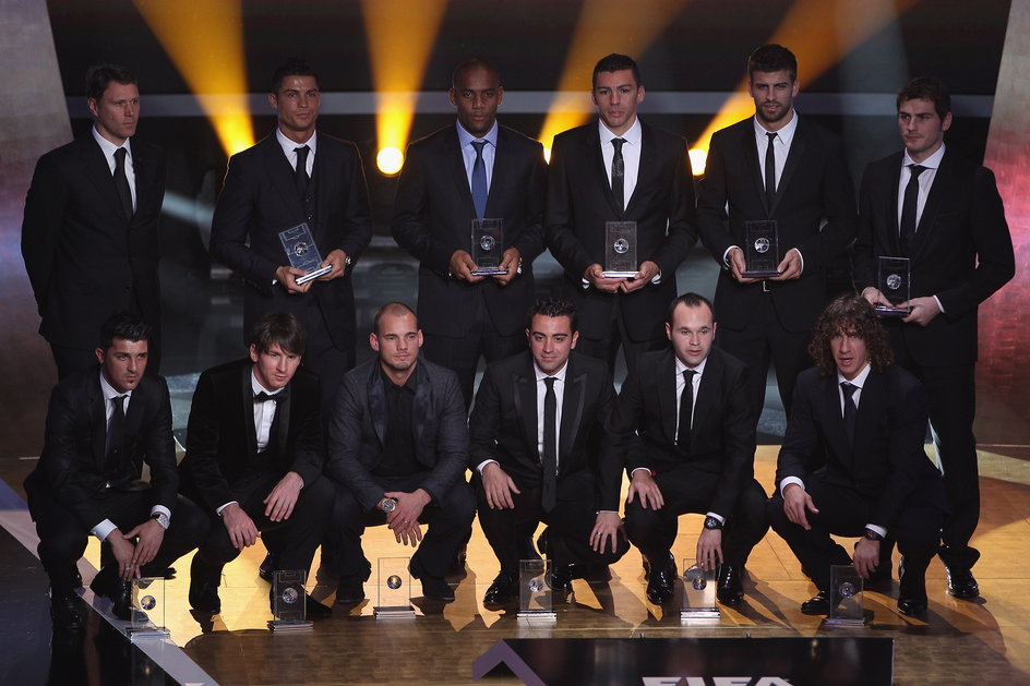 Gala Złotej Piłki 2010. Górny rząd od lewej: Marco Van Basten, Cristiano Ronaldo, Maicon, Lucio, Gerard Pique, Iker Casillas. Dolny rząd od lewej: David Villa, Lionel Messi, Wesley Sneijder, Xavi, Andres Iniesta, Puyol.