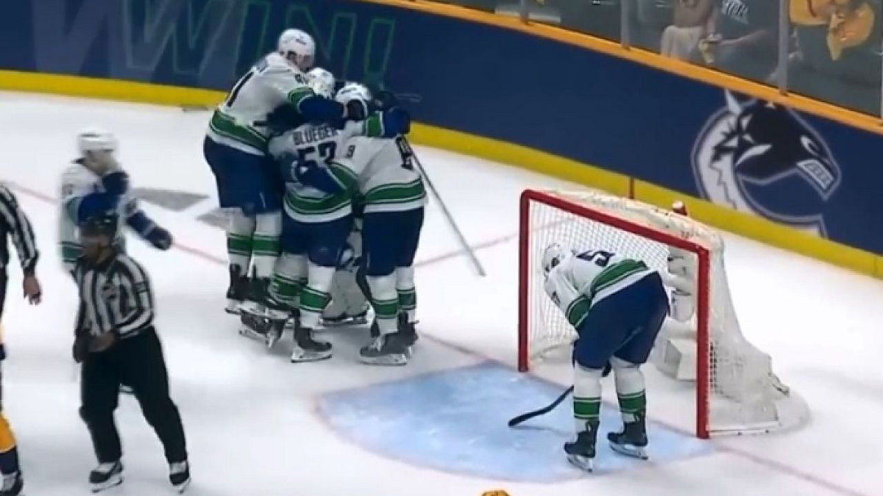 Play-off NHL: Canucks w drugiej rundzie, mistrzowie się obronili [WIDEO]