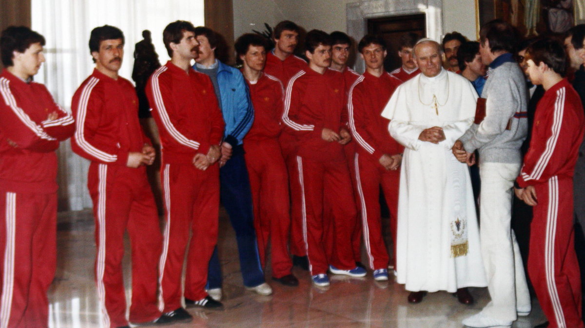 Papież Jan Paweł II przyjmujący na audiencji piłkarzy Widzewa Łódź w 1983 r.