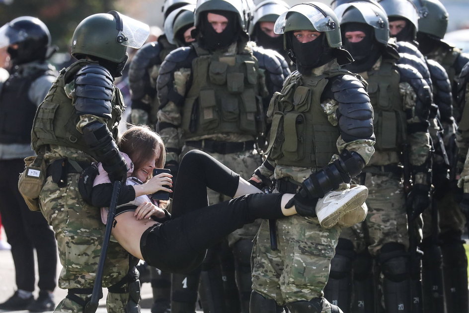 Brutalna interwencja policji podczas marszu w Mińsku 13 września 2020 r.