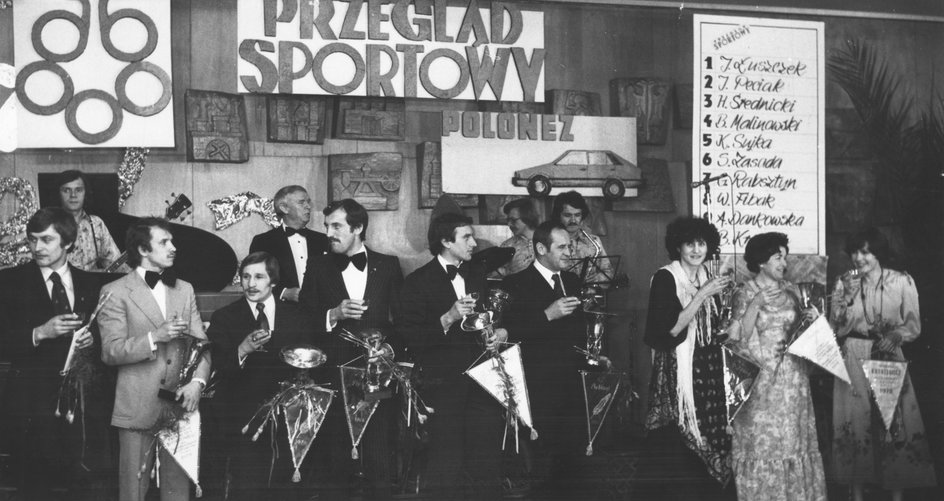 Warszawa 01.1979. Bal Mistrzów Sportu. Nz. (od lewej) narciarz Józef Łuszczek, pięcioboista nowoczesny Janusz Pyciak-Peciak, bokser Henryk Średnicki, lekkoatleta Bronisław Malinowski, kolarz Krzysztof Sujka, rajdowiec Sobiesław Zasada, lekkoatletka Grażyna Rabsztyn, pilot szybowcowy Adela Dankowska, alpinistka Wanda Rutkiewicz.