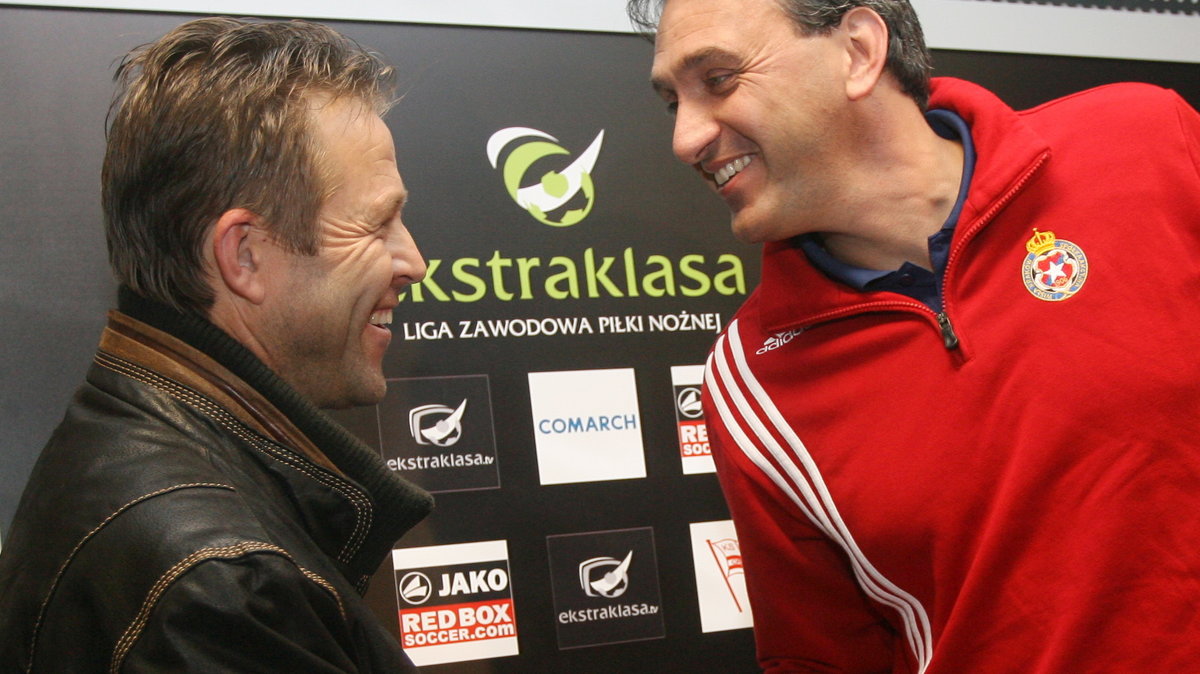 Cracovii Jurij Szatałow (L) i Wisły Robert Maaskant (P)