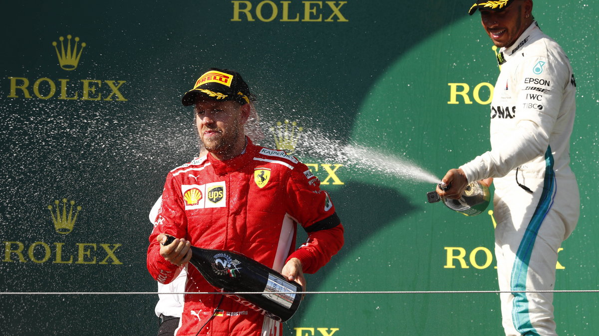 Sebastian Vettel (z przodu) i Lewis Hamilton