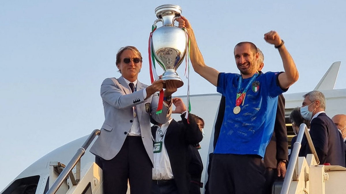 EURO 2020: Reprezentacja Włoch z trofeum za mistrzostwo Europy
