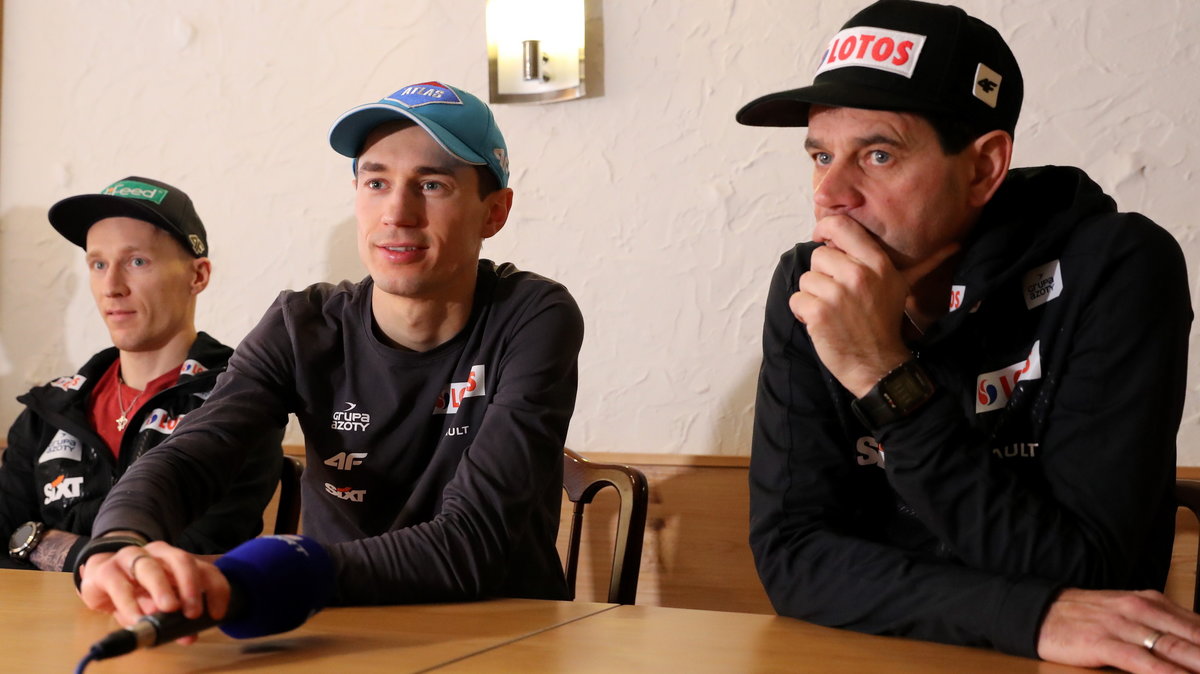 Kamil Stoch (w środku)