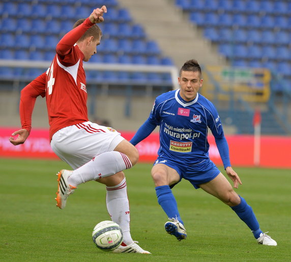 PIŁKARSKA EKSTRAKLASA WISŁA KONTRA PODBESKIDZIE  (Alan Uryga Anton Sloboda )