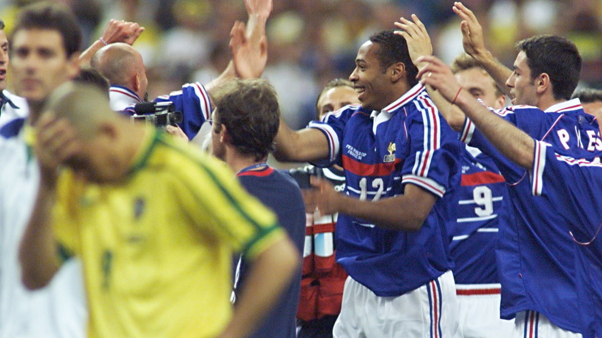 Rozczarowany Ronaldo, a za nim cieszący się Francuzi w finale MŚ w 1998 roku