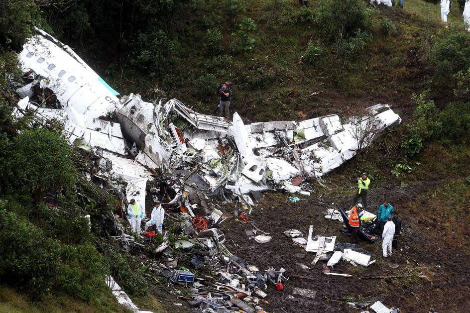 Wrak samolotu, którym podróżowała drużyna Chapecoense.