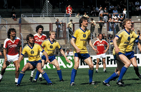 Jarosław Studzizba (drugi od lewej w żółtej koszulce) w barwach Eintrachtu Brunszwik