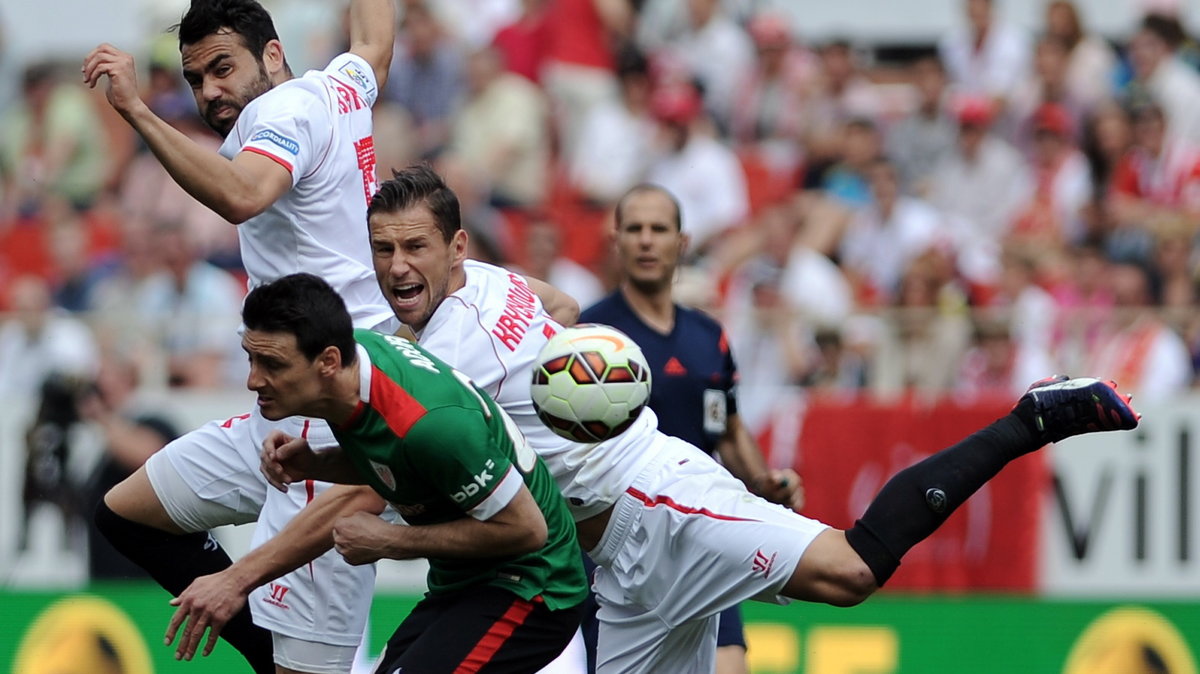 Vicente Iborra (L) i Grzegorz Krychowiak (P)