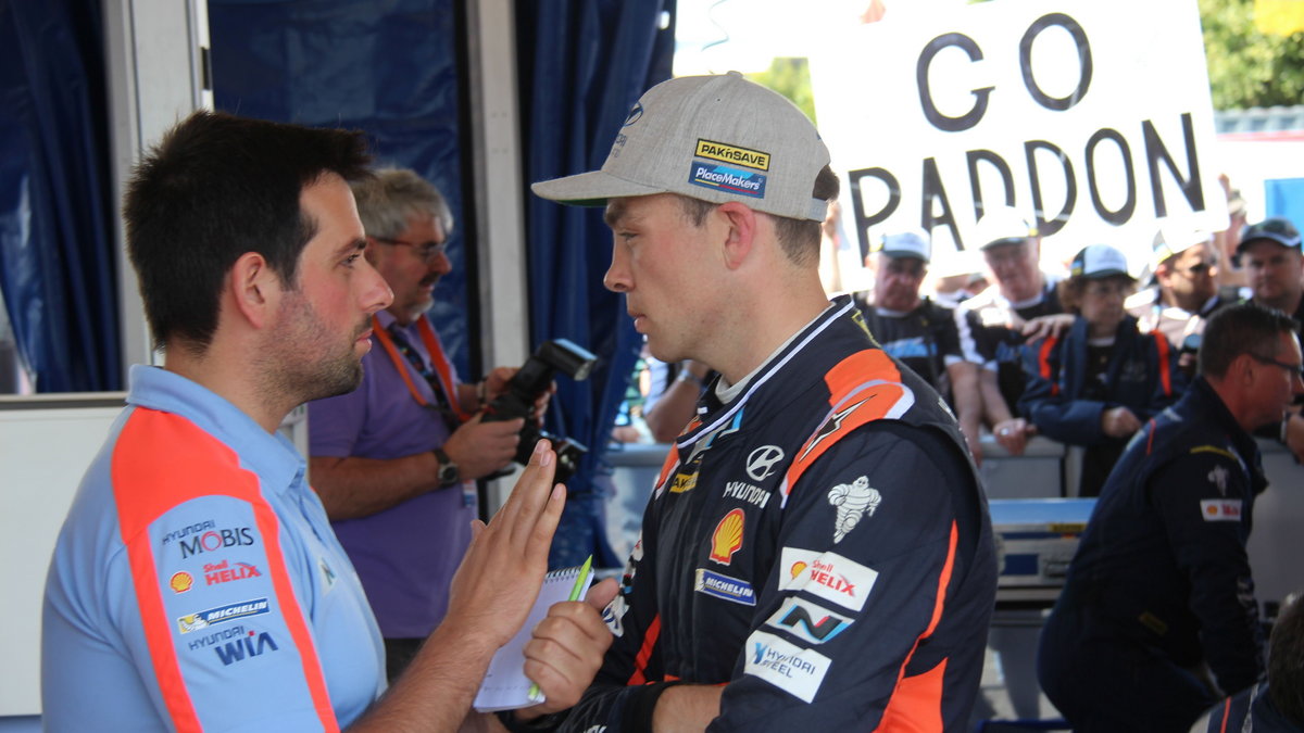 Żaden z kierowców WRC nie cieszy się w Australii takim poparciem, jak Hayden Paddon, fot. www.facebook.com/cezarygutowskiofficial