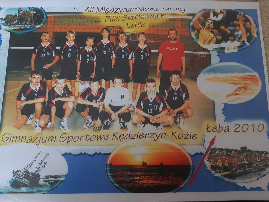 Pamiątkowe zdjęcie z międzynarodowego turnieju w Łebie, dokąd Kamil Semeniuk pojechał ze swoją gimnazjalną drużyną.