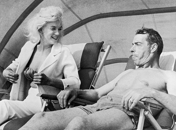 Joe Dimaggio z figurą Marilyn Monroe