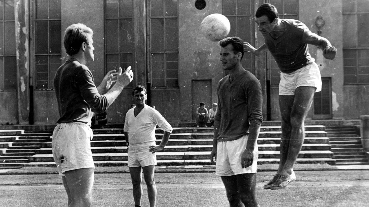 Trening w Warszawie na zgrupowaniu reprezentacji Polski przed wyjazdowym meczem z Belgią (4:2) w el. ME w październiku 1967 r. W wyskoku Antoni Piechniczek, w środku Stanisław Oślizło i pierwszy z lewej Jacek Gmoch. Wszyscy trzej zagrali w Brukseli