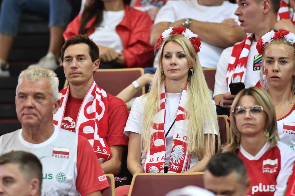 Kamil Stoch z żoną na meczu finałowym mistrzostw świata w siatkówce