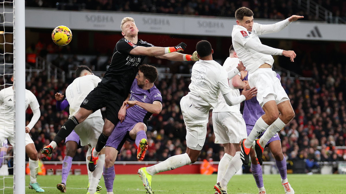 Obrońca Arsenalu Jakub Kiwior strzelający samobójczego gola w meczu z Liverpoolem