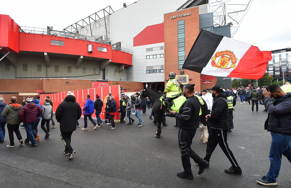 Kibice udający się na stadion Old Trafford