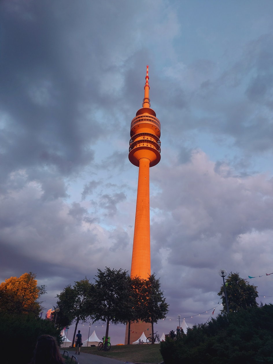 Wieża telewizyjna w parku Olimpijskim w Monachium pięknie oświetlona promieniami zachodzącego słońca