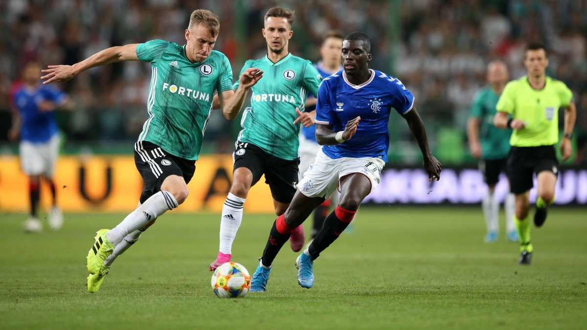 Paweł Stolarski (z lewej) w meczu z Glasgow Rangers