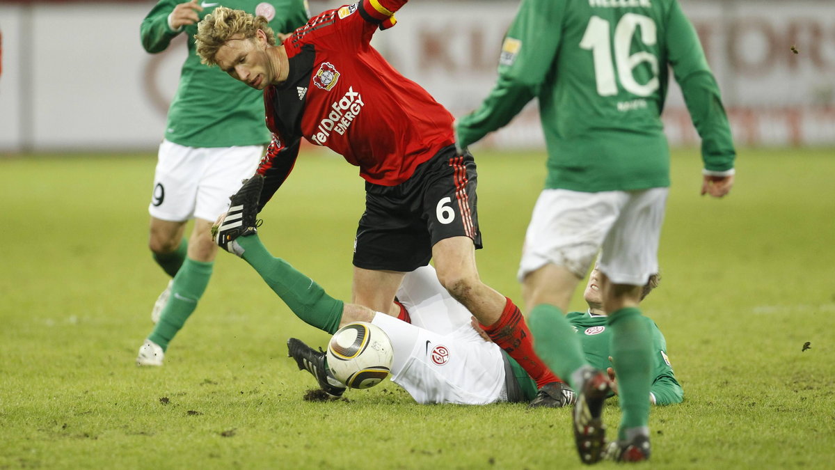 2010-01-16T163924Z_01_INA11_RTRIDSP_3_SOCCER-GERMANY.jpg