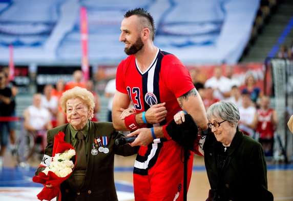 ŁÓDŹ MECZ KOSZYKÓWKI GORTAT TEAM WOJSKO POLSKIE (Koszykarz ligi NBA Marcin Gortat)