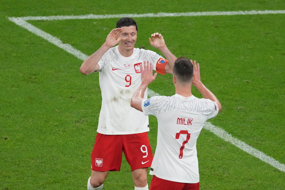 Robert Lewandowski i Arkadiusz Milik po golu strzelonym z Francją (4 grudnia 2022 r.).