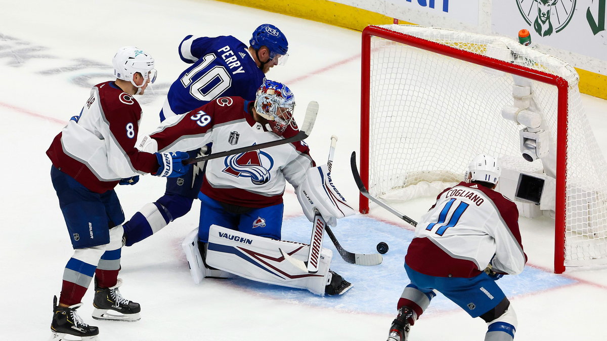 Corey Perry (Tampa Bay Lightnin) i bramkarz Pavel Francouz (Colorado Avalanche)