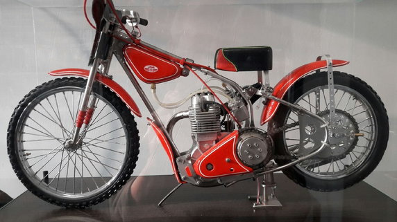 Waldemar Napierała buduje miniaturowe motocykle żużlowe