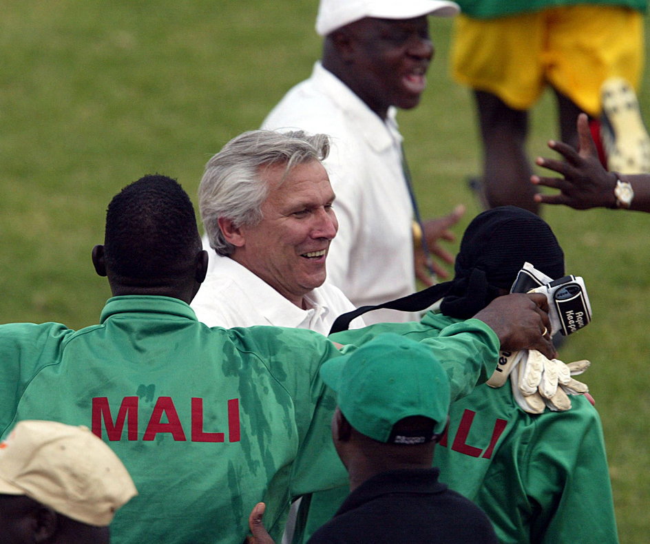 Henryk Kasperczak odbiera gratulacje po zwycięstwie Mali nad RPA w ćwierćfinale PNA w 2002 r.