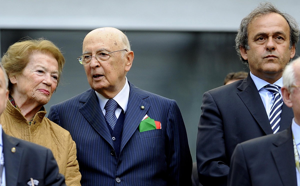 Giorgio Napolitano z żoną obok Michela Platiniego