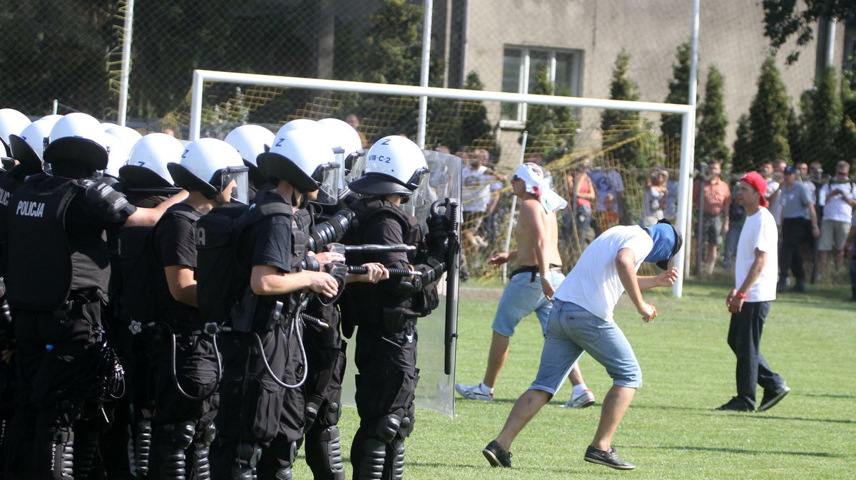 Kibole na stadionie KS Łomianki