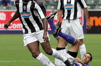 Olivier Kapo (na pierwszym planie) jeszcze za czasów gry w Juventusie Turyn