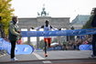 Eliud Kipchoge wpadający na metę maratonu w Berlinie