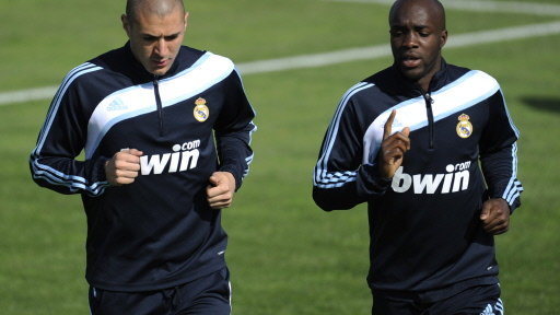 Lassana Diarra (z prawej) podczas treningu z Karimem Benzemą
