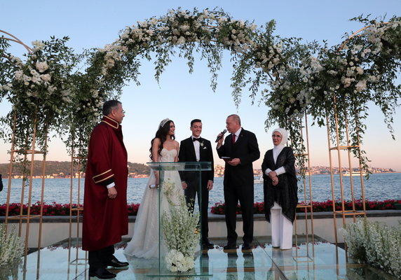 epa07633598 - TURKEY SOCCER MESUT OZIL WEDDING (Turkish President Erdogan attend Mesut Ozil's wedding)