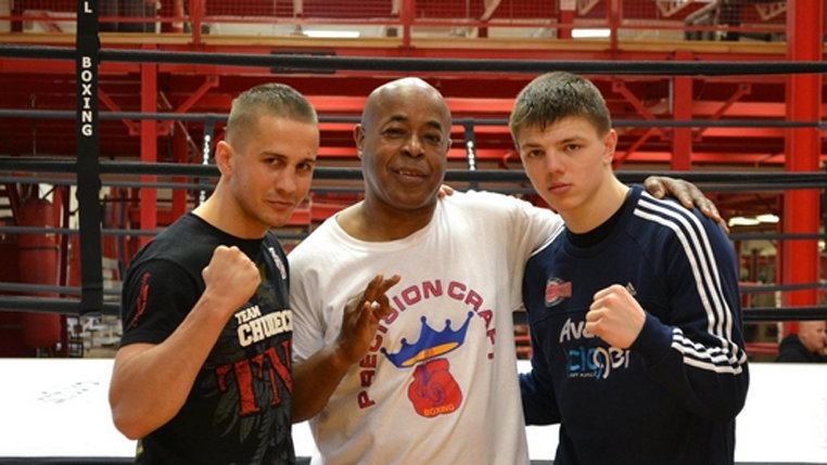 Michał Chudecki (L) i Patryk Szymański (P) oraz trener James Ali Bashir